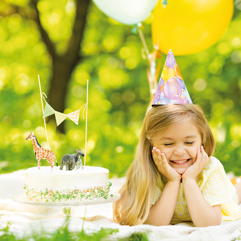 Anniversaire De Tout-petit Garçon Enfant Avec Des Ballons Et Des